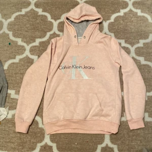 Hoodie  - Hår är en rosa Calvin Klein hoodie som inte kommer till användning.