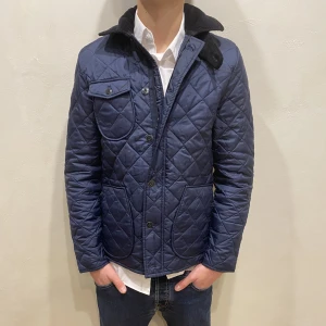 Safarijacka These Glory Days - Hej! Säljer nu min jacka från märket These Glory Days storlek S i fint skick. Modellen på bilden är 180cm lång och väger 80kg. Tveka inte på att höra av dig om du har några frågor eller funderingar kring varan!