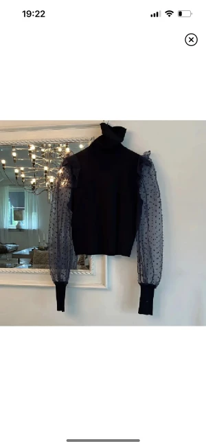 Marinblå blus från Zara - Säljer min nästintill oanvända blus från Zara💕 sjukt fin men kommer tyvärr inte till användning! Stl S