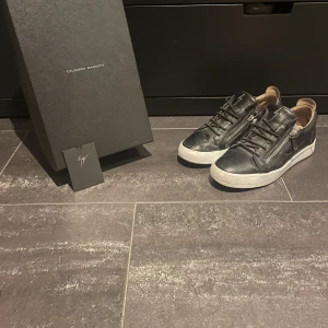 Giuseppes Zanotti skor - Hej! Säljer ett par Giuseppes Zanotti skor då dem är försmå. Köptes på Plick, tillkommer box, dustbag och certifikat på att skorna är äkta! Pris kan diskuteras! Skriv för frågor och annat!
