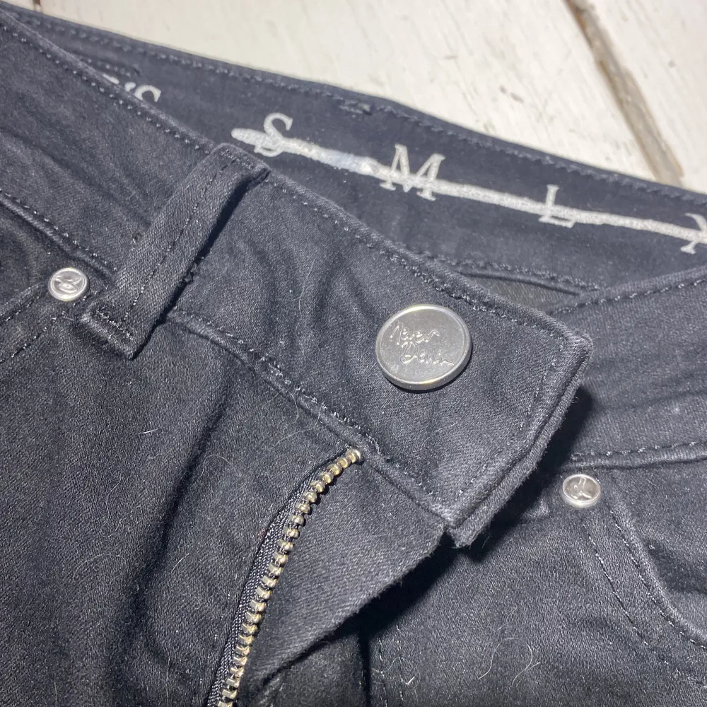 Vida smala jeans med en avklippta ben (som var så från början) som nya . Jeans & Byxor.