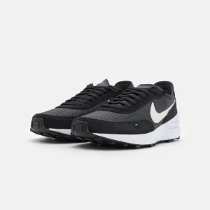 Nike Waffle One Läder - Nyskick - Säljer ett par Nike Waffle One i begagnat skick. Nypris på dessa är 1250 kr.  Säljes för 200 kr. Storleken är 45.