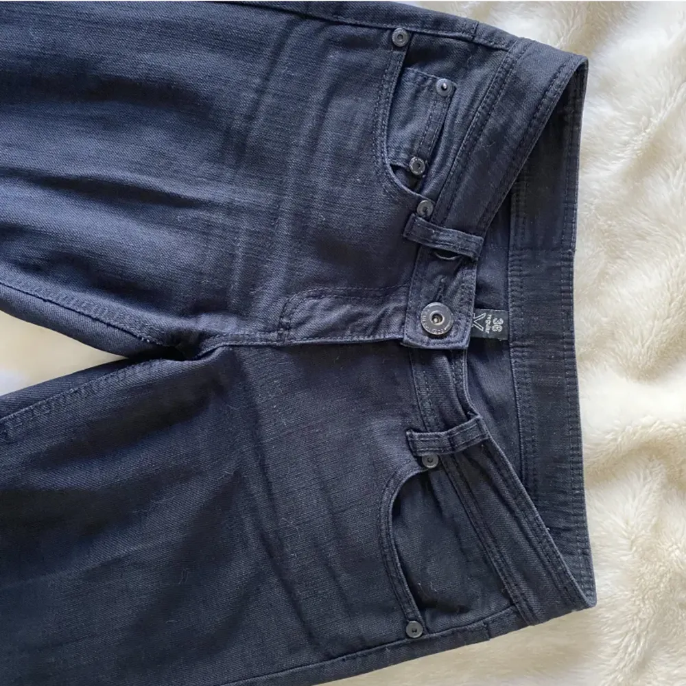 Lågmidjade svarta jeans med utsvängda ben från märket yes. Säljer då dom är för små för mig❣️. Jeans & Byxor.
