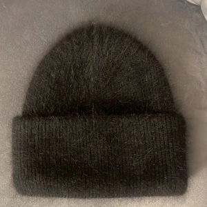 Svart mohair mössa  - Jättefin svart mohair mössa!!😍😍nypris 550kr