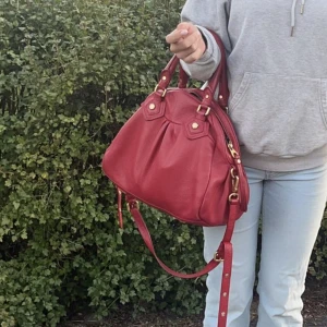 marc jacobs väska  - Säljer min röda marc jacobs väska!  använt men i bra skick. För fler bilder så är det bara att skriva. 