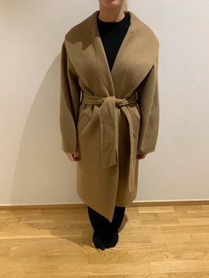 Brun kappa från & other stories  - Brun kappa från & other stories. Köpt hösten 22. Nypris 2000kr  Storlek XS, men funkar för XS-M  Finns inga tecken på användning 