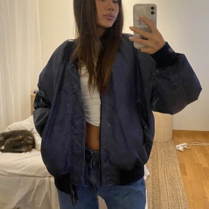 Mörkblå bomber jacka - Jacka från Zara, nypris 700kr. Som ny och perfekt till vintern. (Frakten står köparen för🫶🏼).
