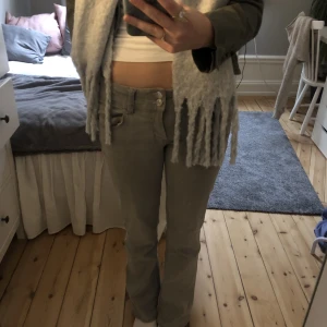 Snygga gråa jeans - Ett par jättefina bootcut jeans från gina tricot, köpte de förra hösten och de har inga defekter. De är lågmidjade och har ganska stretchigt material, också väldigt sköna.  Kontakta mig för mer mått o frågor 💖💖möts upp i stockholm! 