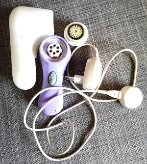 Clarasonic Mia 2 - Endast testad och funderar utan problem. Säljes komplett. Laddare, borsthuvud och fodral. 