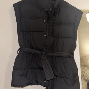 Väst - Strl S Från Ginatricot, aldrig använd  Som ny