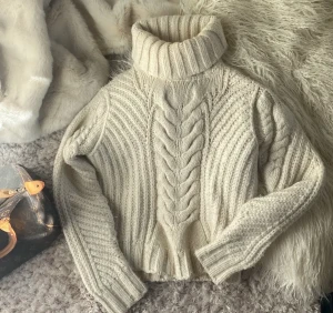 Oanvänd Tommy Hilfiger tröja! - Tommy Hilfiger X Gigi Hadid stickad tröja i nyskick! Använd en gång så som oanvänd! Storlek s dam Finaste ullblandningen på marknaden, perfekt nu till vintern! Väldigt exklusiv och kvalitativ trendig märkes tröja! Nypris 2500kr, slutsåld online!