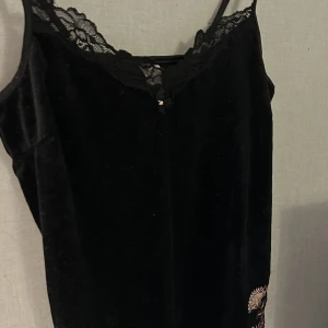 Pygamas linne - Svart sammetslinne med spets kanter vid kanterna och en fin brodering på ena kanten längst ner💕