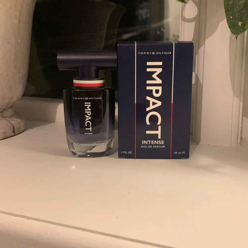 Säljer denna Tommy Hilfiger då den sällan kommer till användning. Bäst anpassad för vinter/höst. Parfymen har förvarats på en plats utan fukt och solljus. Nypris ligger runt 750 kr. Pris kan diskuteras.#parfym. Perfume.