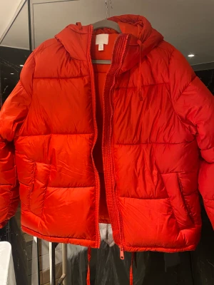 Pufferjacka - Vinterjacka från hm, använd fåtal gg i nyskick 
