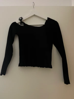 Långärmad tröja  - Fin tröja med en öppen Axel. Gott skick, passar XS-S