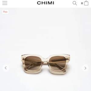 INTRESSEKOLL! Funderar på att kanske sälja mina Chimi solglasögon i modellen 08 färgen ecru! Bara använda fåtal gånger så väldigt bra skick. 🩷🩷pris går att diskutera 