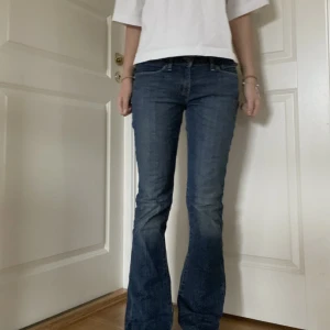 Levis jeans - Säljer dessa jeans från levis, mörkblå, lågmidjade, bootcut