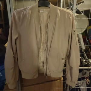 Beige tunn jacka  - Beige tunn jacka storlek s. Knappt använd nypris 500 kr. 