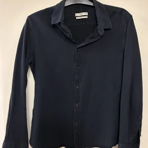 Mango Skjorta - Navy mango skjorta, skick 9/10. Skriv gärna om ni har frågor. 