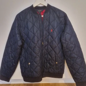 Ralph Lauren Jacka *HELT NY!* - Helt ny Ralph Lauren jacka i storlek M. Jackan är mycket passande nu inför vintern!  Mycket fin design. Jackan är äkta och nypris är 1899kr.   Kan mötas upp i Stockholm. Annars 1-3 dagar frakt via Plick!