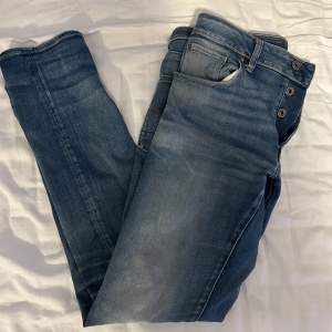 Jeans från g star nypris 1300 kr. Passform som replay.