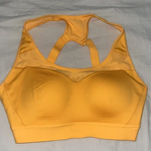 Sport bh - Sjukt snygg sport bh i high sport för din back day🧡🧡. Mycket bra skick. Använd endast 2 gånger.