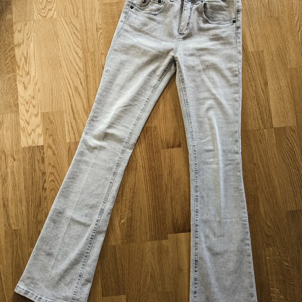 Jättefina Lois jeans som endast är använda 1 gång, nyskick. Originalpris: ca 1400kr Ni får jättegärna ge prisförslag! Just nu har jag inget bestämt pris.❤️. Jeans & Byxor.