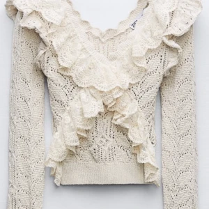 Zara tröja  - Hej, säljer denna jätte fina volang tröjan från zara. Nypris 400kr. Knappt använd❤️