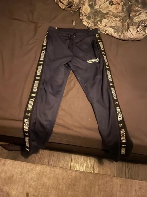 Hoodrich  - Tja säljer ett para jättefina hoodrich byxor i storlek m 