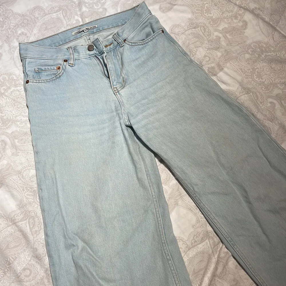 Wide leg jeans från Junkyard, storlek 25 i midjan. Uppsydda och passar mig som är 160 ☺️🥰. Jeans & Byxor.
