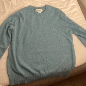 Stickad tröja från EAST WEST - Säljer nu min stickade East west tröja köpt på Brothers på asecs köpt för 900kr kanon skick skriv om ni har några frågor pris kan diskuteras :)