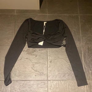Fest topp - Jättefin topp från Nelly, ej använd, prislappen sitter fof på❤️köp gärna via instabox❤️