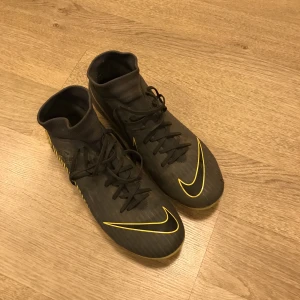 Fotbollsskor Nike - Fotbollskor Nike i storlek 40. Kommer ej till användning.