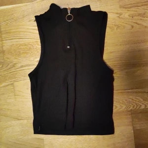 Enkelt svart linne - Enkelt svart linne med turtleneck.