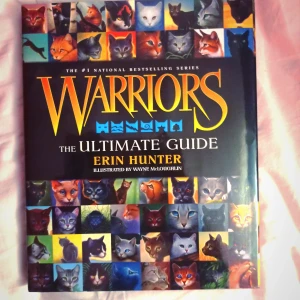 Warriors Ultimate Guide bok - Stor bok med fakta och fina bilder om Warriors. Säljer för att jag inte gillar serien längre. Originala pris: 216kr (20usd)