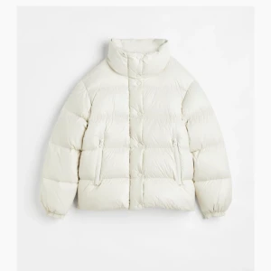 Vinterjacka - Jätte fin vit vinterjacka, använd få gånger! Inga skador, är i nyskick🩷säljer då den inte riktigt var min stil. Nypris: 1299kr Pris går att diskutera🩷