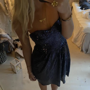 Klänning - Super snygg klänning perfekt till nyår!!