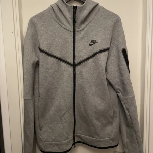 Nike tech (M) - Bara tröjan, perfekt skick 