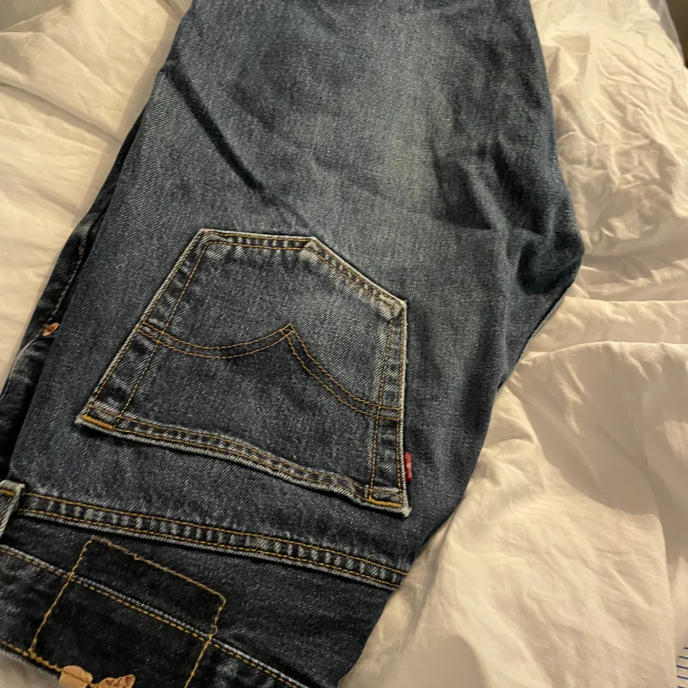 Säljer mina levis jeans 501. Inga skador eller fläckar förutom att lappen på baksidan har gått av som kan ses på bilden. . Jeans & Byxor.