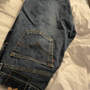 Säljer mina levis jeans 501. Inga skador eller fläckar förutom att lappen på baksidan har gått av som kan ses på bilden. 