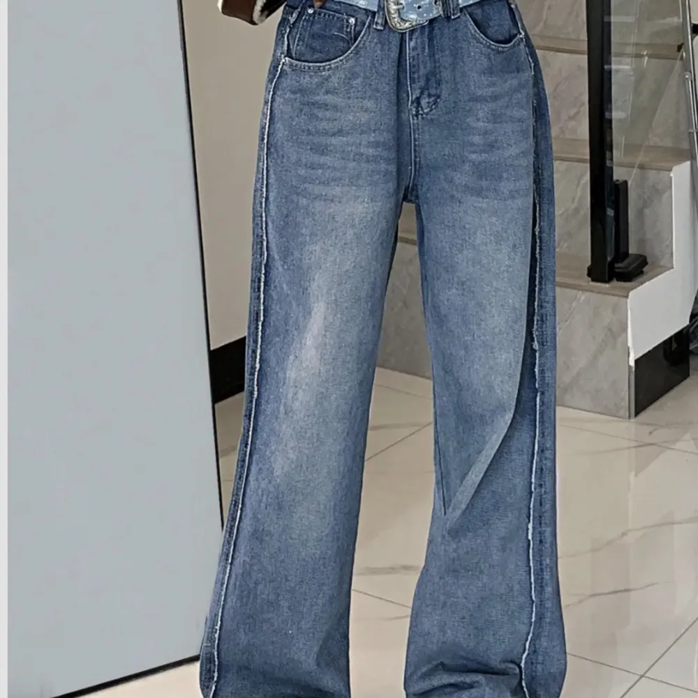 Dessa jeans är helt oanvända, nyligen köpt. <3 Väldigt fin passform. De är köpta för 270kr   Wist: 86cm  Hip Size: 114cm  Inseam:77,5cm (REUPLOAD💕 snälla köp) . Jeans & Byxor.