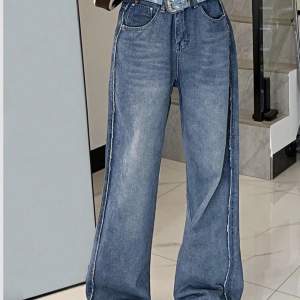 Dessa jeans är helt oanvända, nyligen köpt. <3 Väldigt fin passform. De är köpta för 270kr   Wist: 86cm  Hip Size: 114cm  Inseam:77,5cm (REUPLOAD💕 snälla köp) 