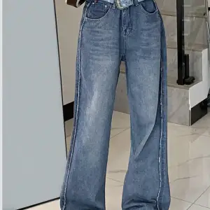 Dessa jeans är helt oanvända, nyligen köpt. <3 Väldigt fin passform. De är köpta för 270kr   Wist: 86cm  Hip Size: 114cm  Inseam:77,5cm (REUPLOAD💕 snälla köp) 