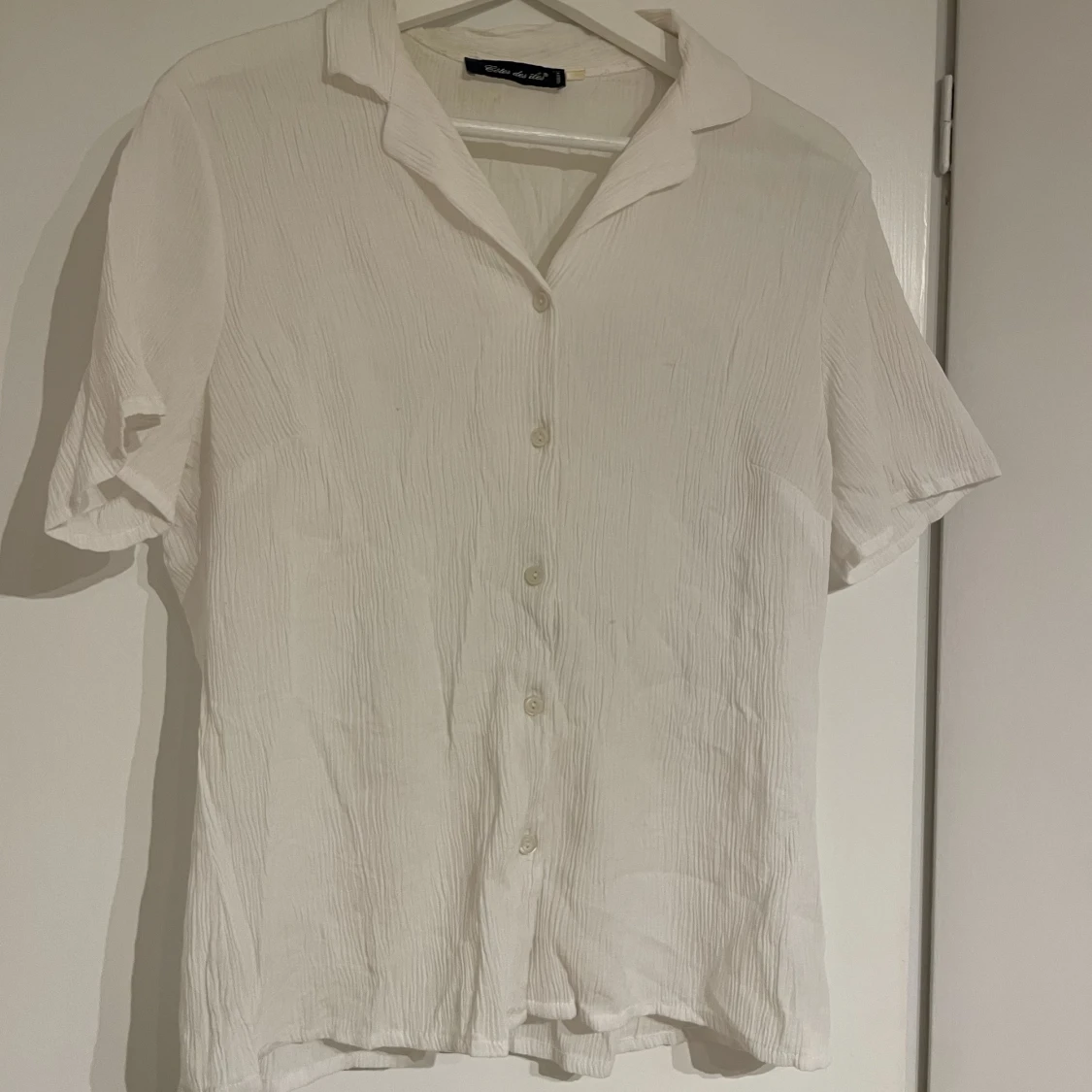 Plisserad vit kortärmad skjorta - 90