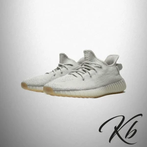 Yeezy 350 v2 Sesame - Yeezy 350 v2 Sesame Size 43 1/3 Cond 6,5/10 använda mycket men mycket liv kvar! Allt og Bin: 1299kr  Perfekt gym dojja? Köparen står för eventuell frakt! /KB 