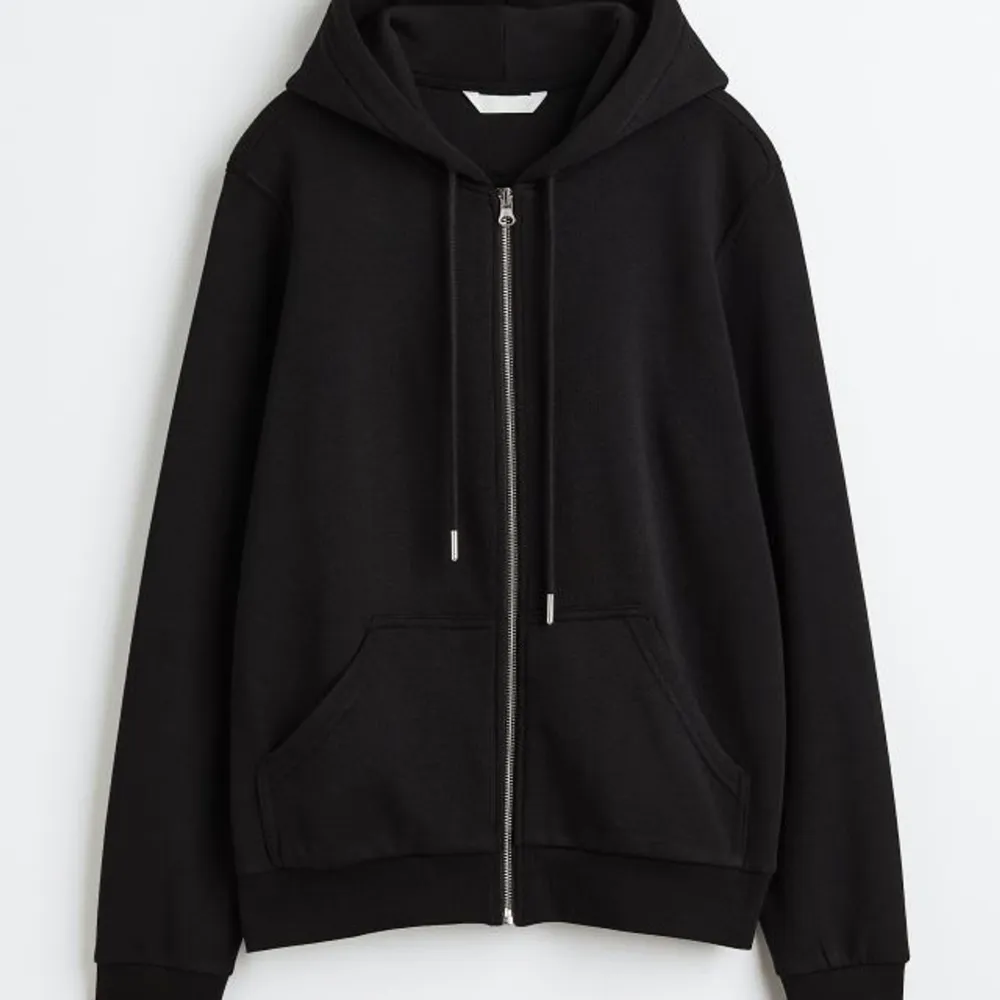 Säljer en svart hoodie från hm i st S pga ingen användning. Hoodies.
