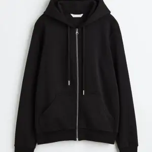 Säljer en svart hoodie från hm i st S pga ingen användning