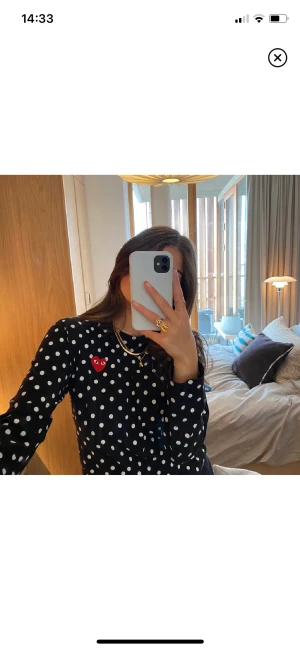 COMME DES GARCONS TRÖJA - Comme des garcons tröja från play-kollektionen i storlek M. Använd ett fåtal gånger och känns som ny!