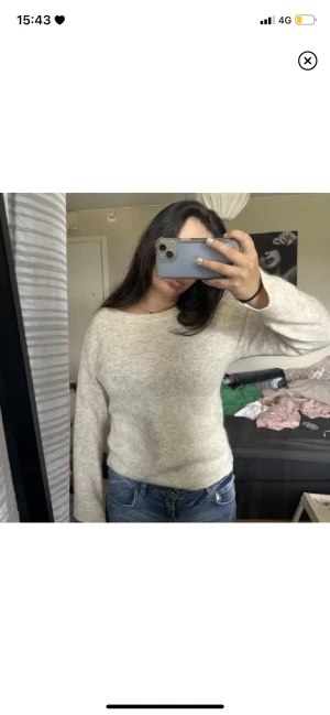 Söt stickad tröja - Säljer denna as sköna stickade tröjan från Other storys i nyskick❤️ inte noppig alls🥰