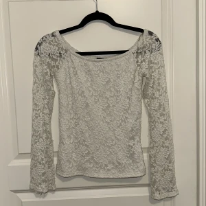 blus spets - Tröja från NewYork Storlek S. Långa och stora ärmar.